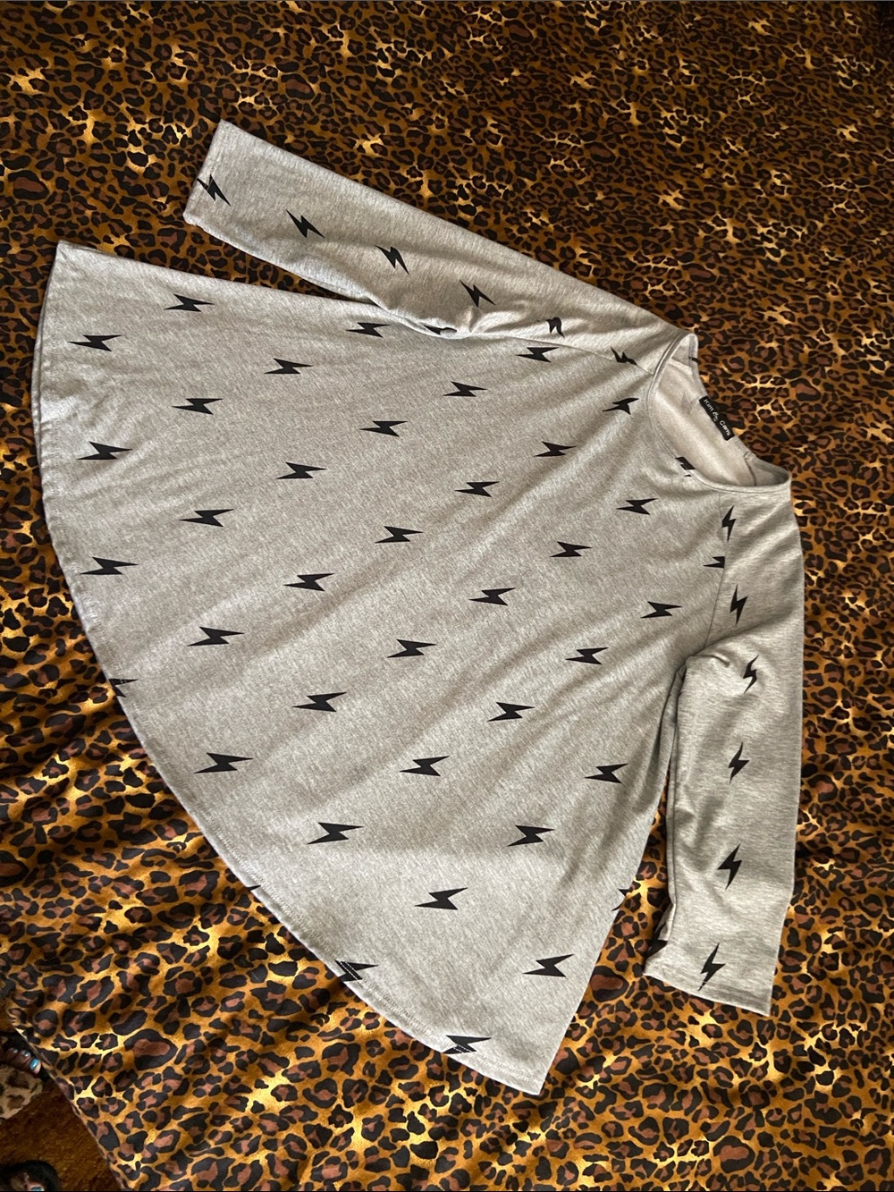 Kim & Cami Light Gray with Lightening Bolts Design Quarter Sleeve.